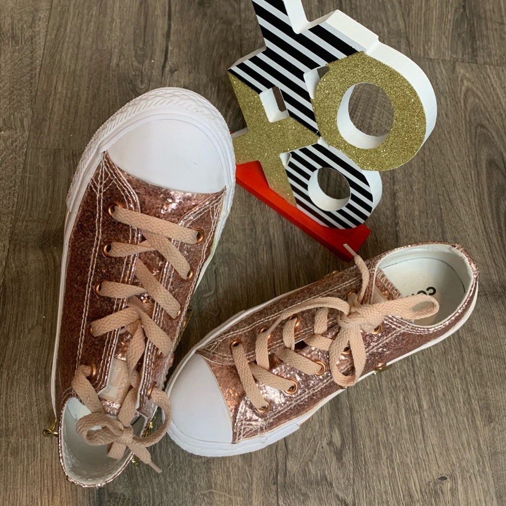 ROSE COLORED CONVERSE CHUCK TAYLORS!